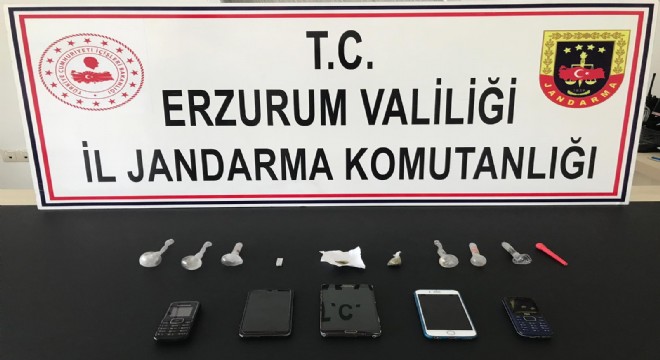 Erzurum da uyuşturucu satıcısı 4 kişi yakalandı 